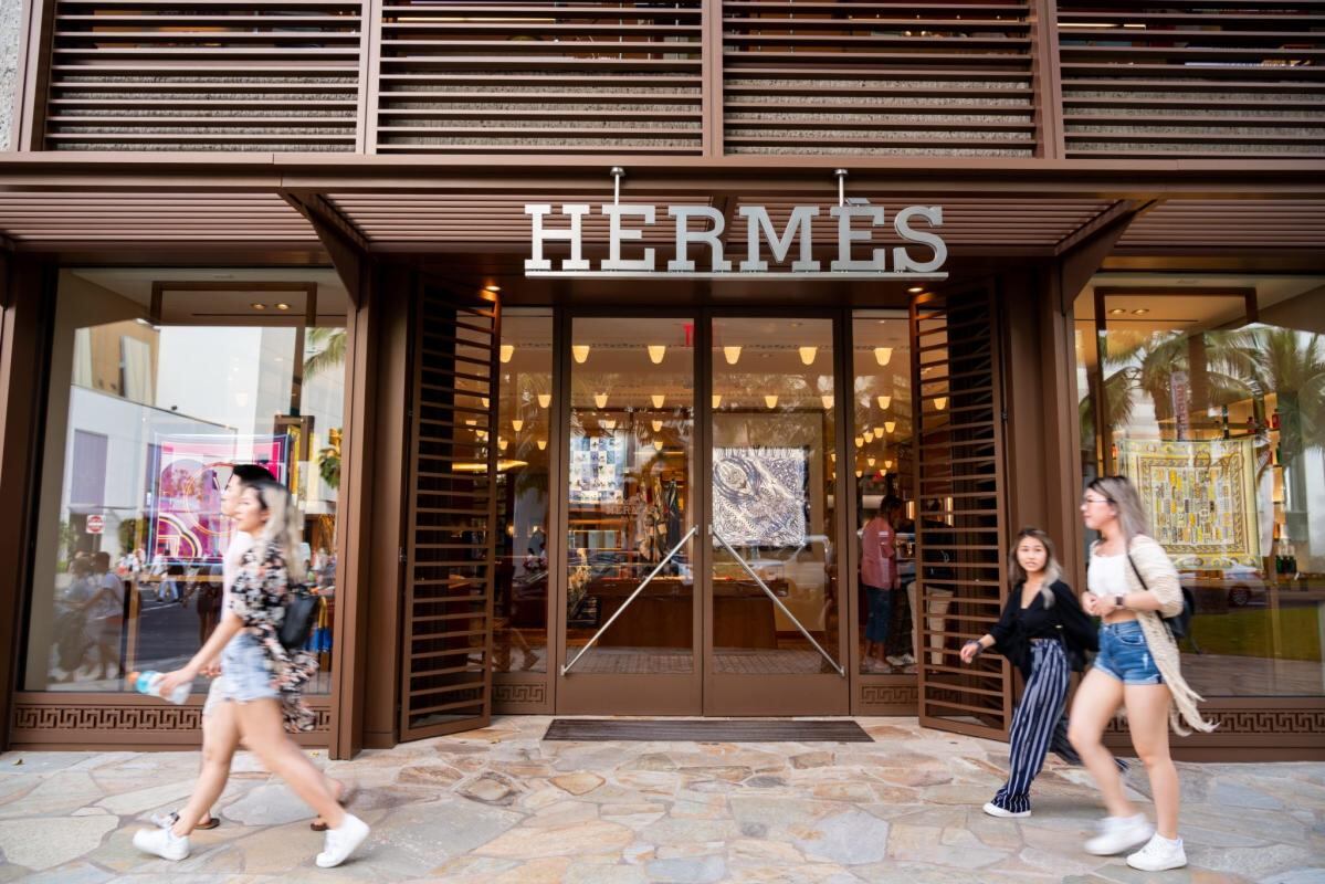 Hermès, es una casa de modas francesa, especializada en accesorios de cuero listos-para-usar y relojes de alto lujo.