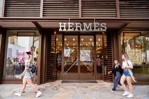 Hermès, es una casa de modas francesa, especializada en accesorios de cuero listos-para-usar y relojes de alto lujo.
