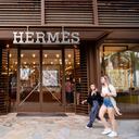 Hermès, es una casa de modas francesa, especializada en accesorios de cuero listos-para-usar y relojes de alto lujo.