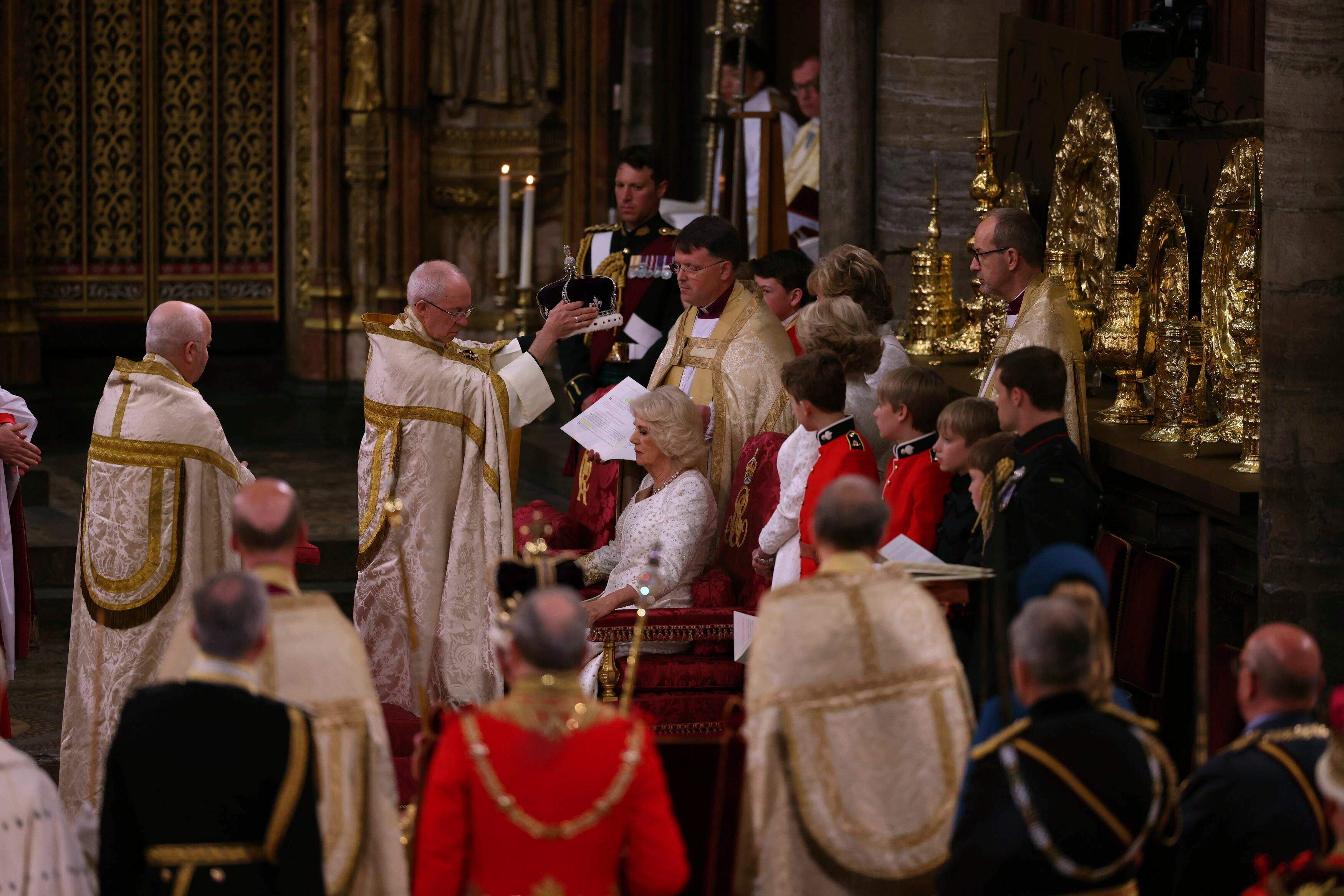 La reina Camila es coronada por el arzobispo de Canterbury Justin Welby, durante su coronación en la Abadía de Westminster