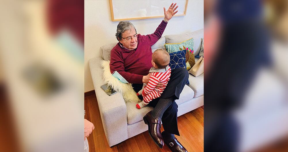 Carlos Holmes Trujillo con uno de sus nietos.