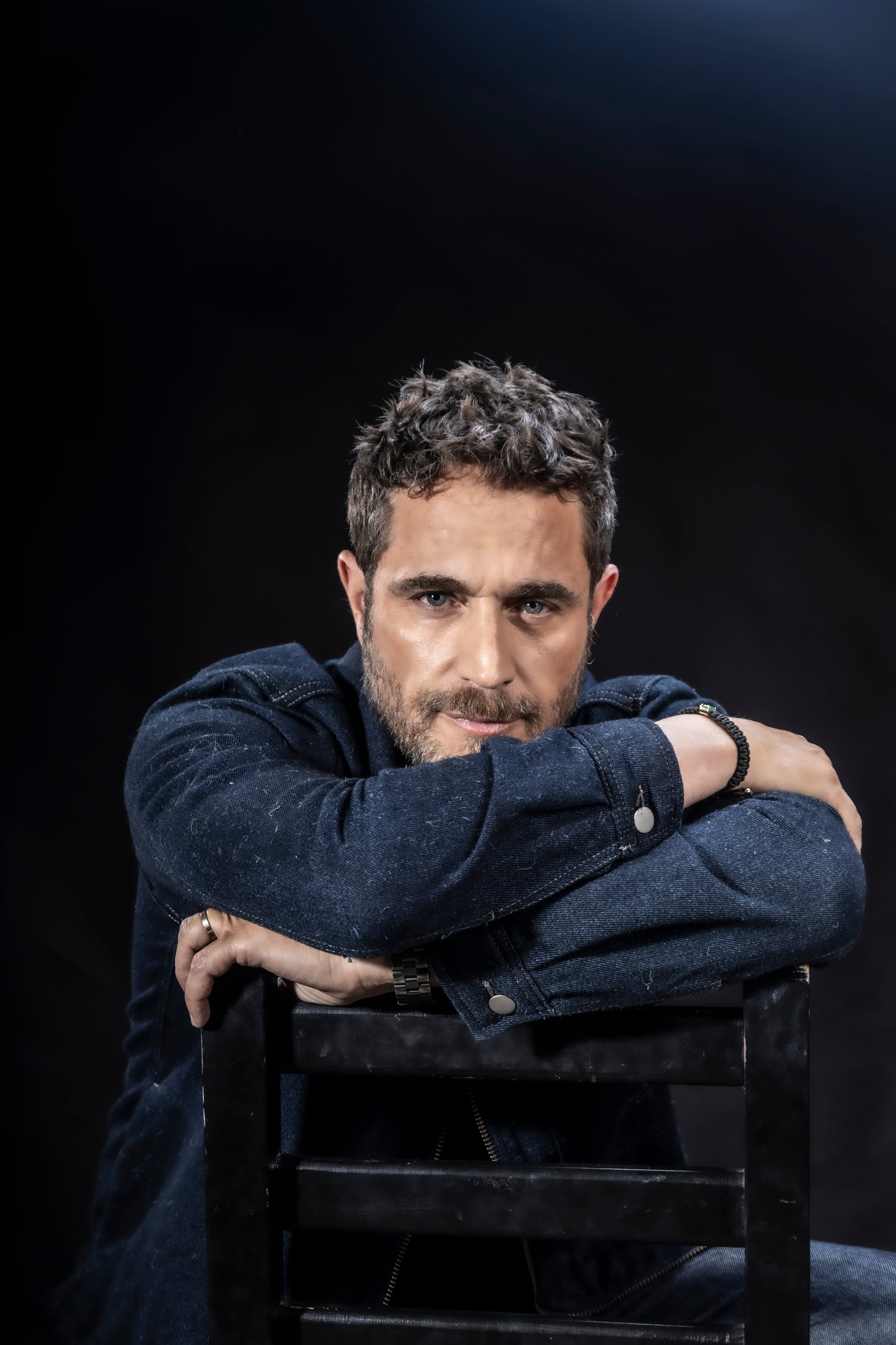 History Channel estrenará el 29 de abril en exclusiva para América Latina Parceros, un documental que pone la mirada sobre una de las realidades más complejas y urgentes de Colombia, la vida de miles de jóvenes que crecen en medio de la pobreza, la desigualdad y la violencia en las comunas de Medellín.