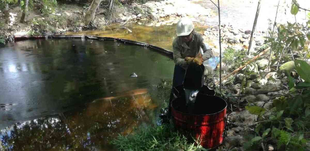 Trabajadores de Ecopetrol intentan impedir que la mancha de crudo siga contaminando las fuentes de agua. Foto: Ecopetrol. 