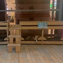 Camas para perritos callejeros en el centro comercial Mall Plaza en Cartagena.