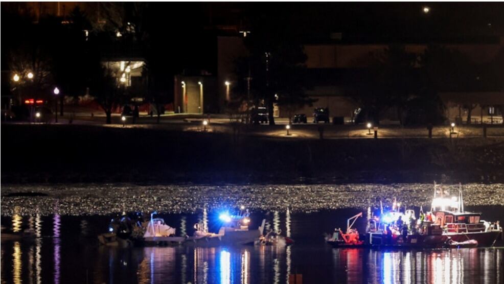 Accidente aéreo en Washington: Avión y helicóptero militar chocan y caen al río Potomac