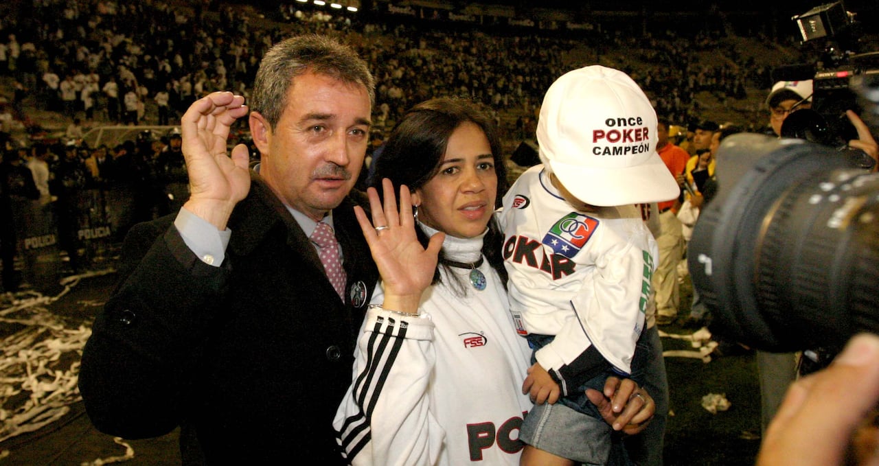 Luis Fernando Montoya junto a su esposa y su hijo, el día de la consagración del Once Caldas.