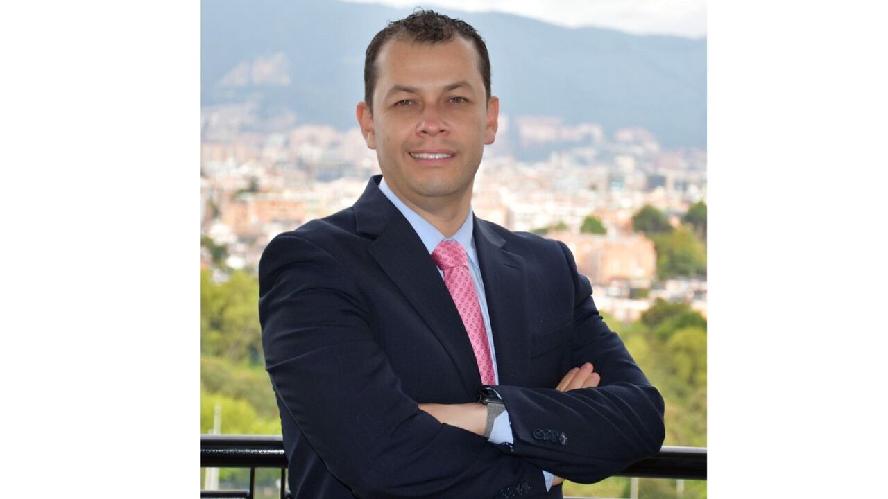 La firma, fundada por Fabián Leal, ingeniero industrial con experiencia en cargos de liderazgo, nació con un propósito claro: poner al servicio de otras organizaciones las herramientas prácticas que aprendió en el mundo corporativo.