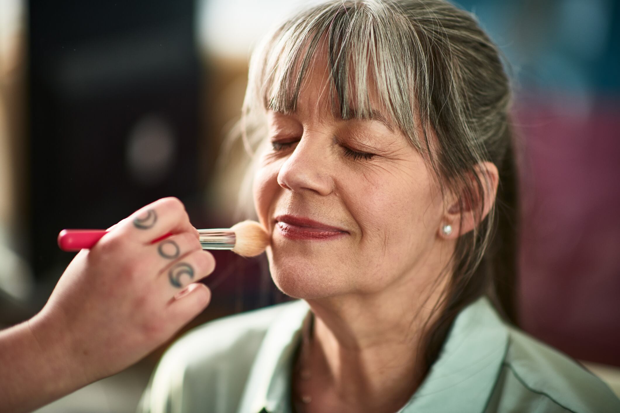 Un error común es sobrecargar el maquillaje, lo que puede acentuar las arrugas y líneas finas, en lugar de resaltar la belleza natural de la piel.