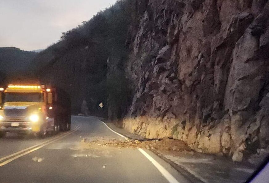 Caída de roca en la vía Bucaramanga - San Gil.