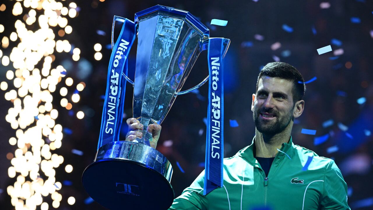 Novak Djokovic sobrepasó a Federer en títulos del ATP Finals