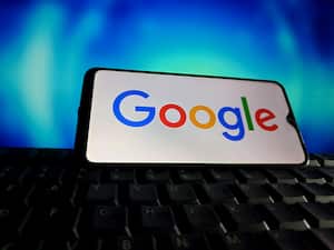 Ambas funciones se centran en proteger la privacidad y seguridad de los usuarios.