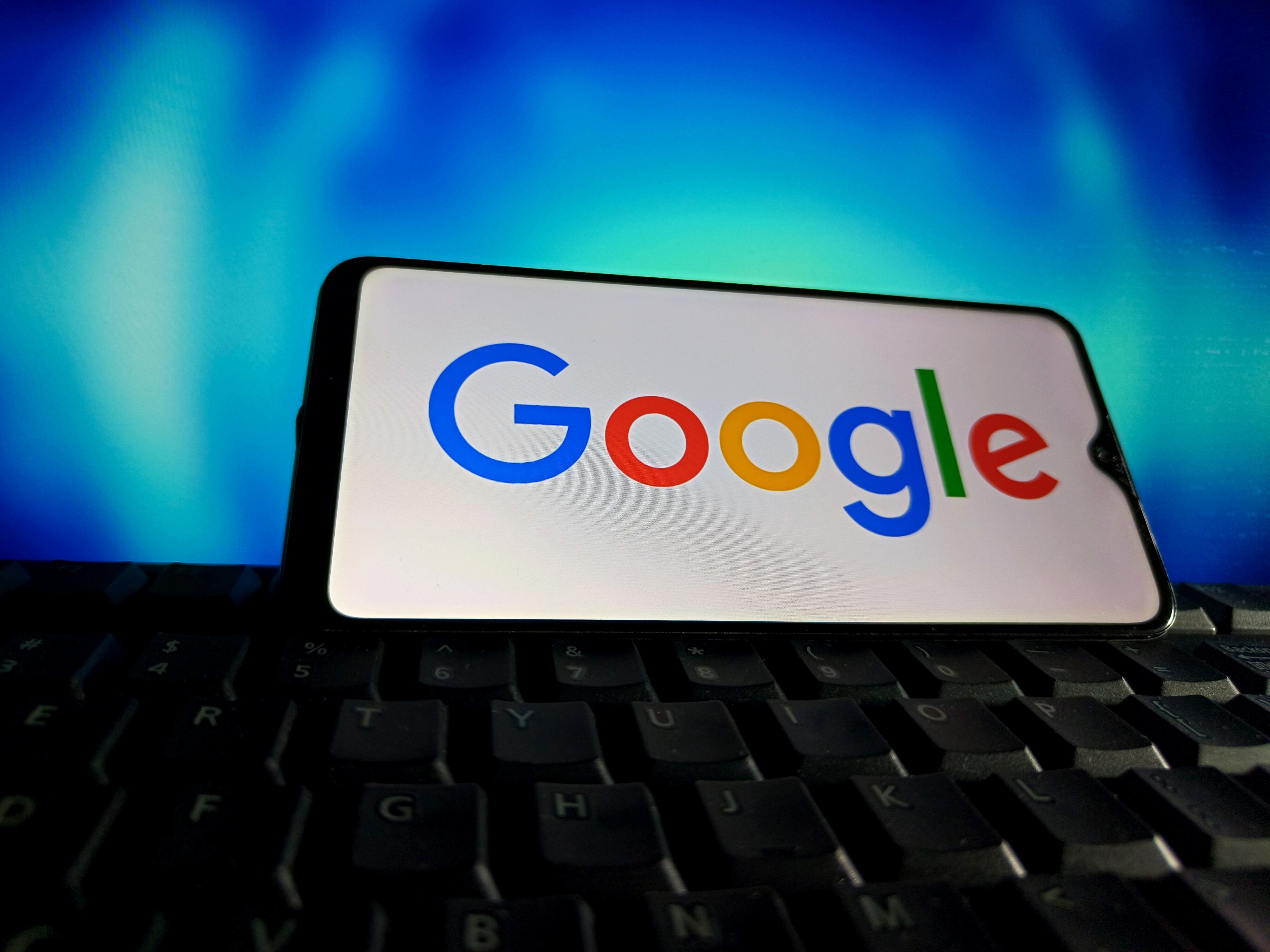 Ambas funciones se centran en proteger la privacidad y seguridad de los usuarios.