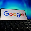 Ambas funciones se centran en proteger la privacidad y seguridad de los usuarios.