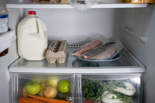 Finalmente, se recomienda mantener la nevera llena porque de esta manera se conservará el frío y  mantiene afuera el aire caliente que ingresa cuando se abre la puerta.