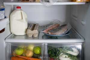 Finalmente, se recomienda mantener la nevera llena porque de esta manera se conservará el frío y mantiene afuera el aire caliente que ingresa cuando se abre la puerta.
