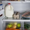 Finalmente, se recomienda mantener la nevera llena porque de esta manera se conservará el frío y mantiene afuera el aire caliente que ingresa cuando se abre la puerta.