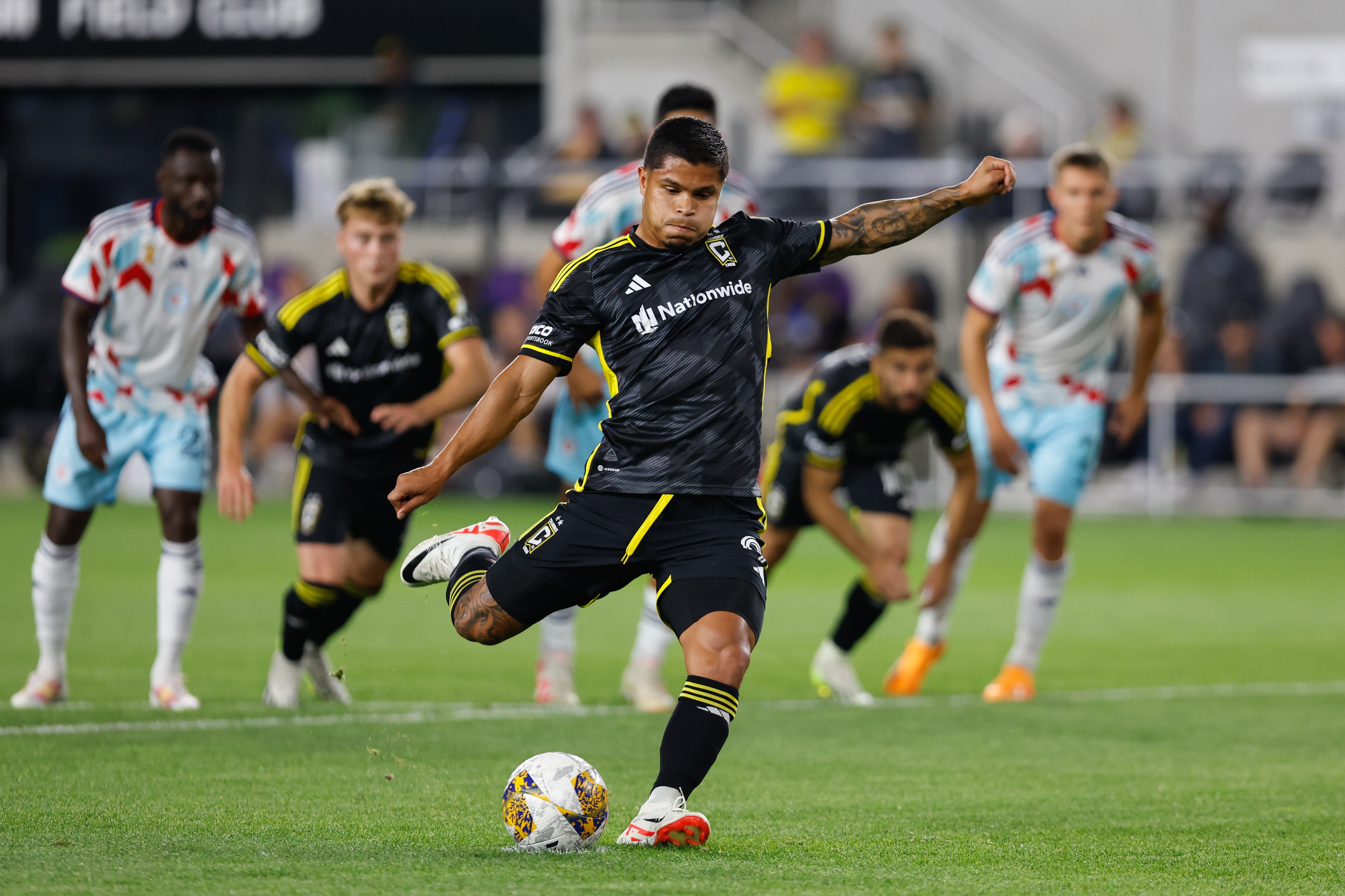COLUMBUS, OH – 20 DE SEPTIEMBRE: El delantero del Columbus Crew, Cucho Hernández (9), anota en el segundo penalti de la primera mitad contra el Chicago Fire el 20 de septiembre de 2023, en Lower.com Field en Columbus, Ohio. (Foto de Graham Stokes/Icon Sportswire vía Getty Images)