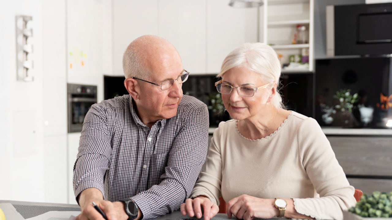 En Colombia 1,4 millones de personas están pensionadas en el régimen que administra Colpensiones, en tanto que unas 200.000 tienen su pensión en los fondos privados de pensiones. Menos del 50% de los nacionales económicamente activos aporta o cotiza a pensión.