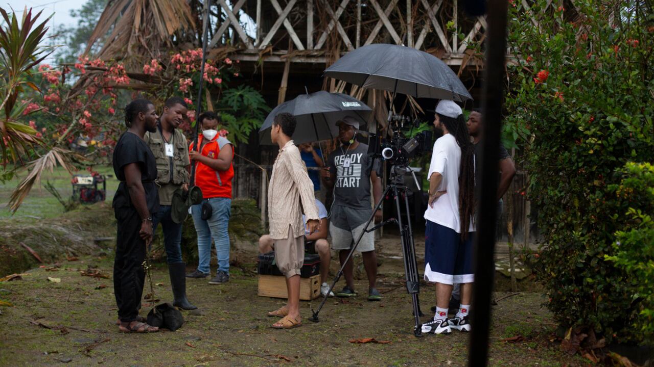 Más de 130 personas, entre actores y técnicos fueron empleados durante la producción que duró 15 días.