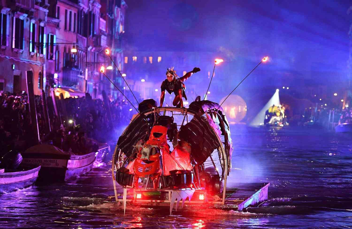 El festival inició con la celebración en torno a la luna. La 'Tutta colpa della Luna' o 'Culpa de la luna' fue un desfile nocturno con artistas sobre góndolas que navegaban el río. FOTO: Vincenzo PINTO / AFP
