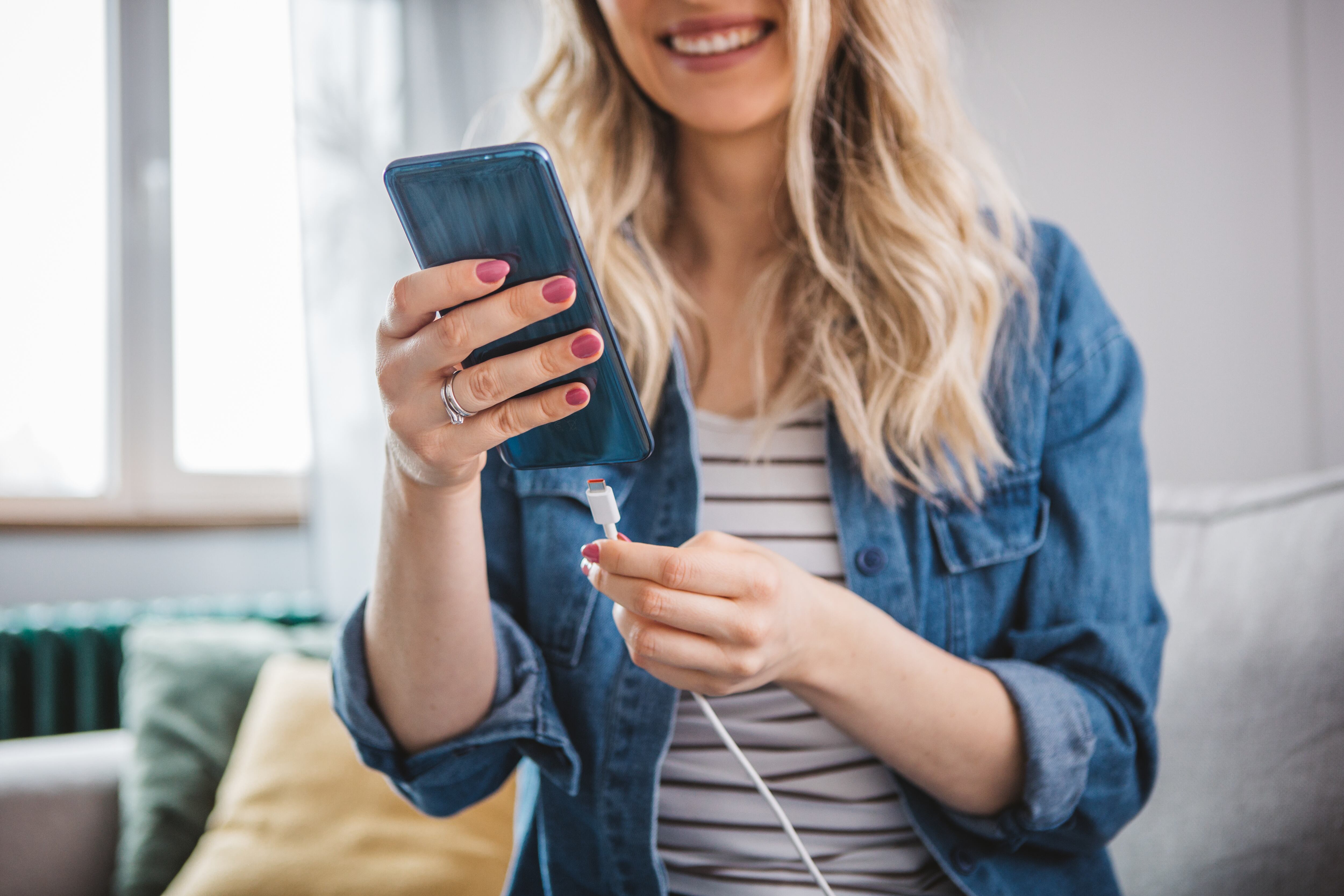 Se deben usar cargadores de calidad para evitar daños prematuros en la batería del celular.