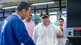 El presidente Gustavo Petro en el más reciente consejo de ministros planteó la idea de volver a aumentar el salario mínimo.