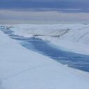 Las estaciones de datos que los científicos instalaron allí el año anterior están estudiando qué tan rápido se está derritiendo la plataforma de hielo del glaciar. Instalaron un cable desde la superficie del glaciar hasta el fondo del océano en la estación.