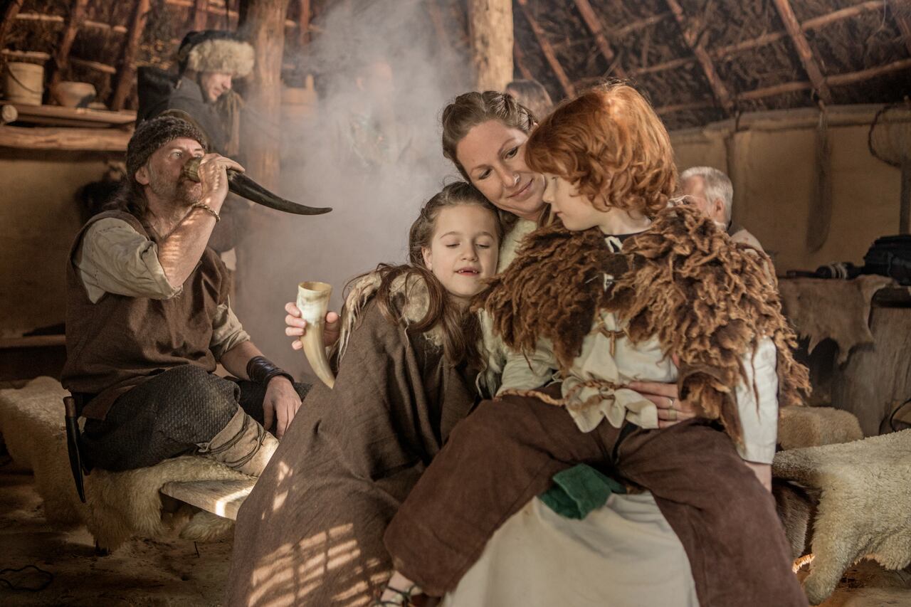 Descubrir el origen medieval de un apellido puede revelar fascinantes historias familiares ocultas durante siglos.