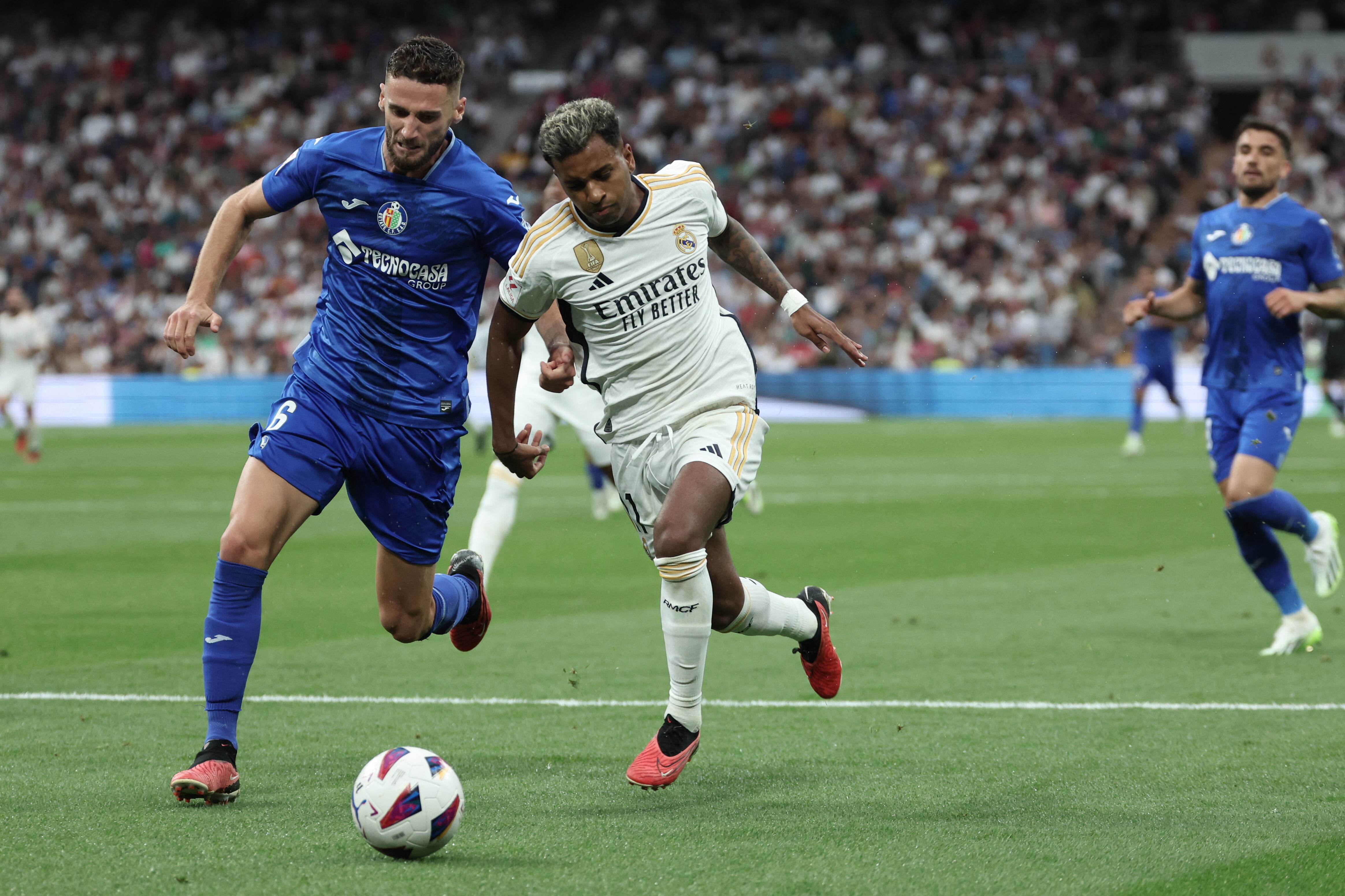 El delantero brasilero Rodrygo, quien fue un dolor de cabeza para el Getafe, dispuita un balón con el portugués Domingos Duarte, en partido de la LaLiga española 2023-2024.