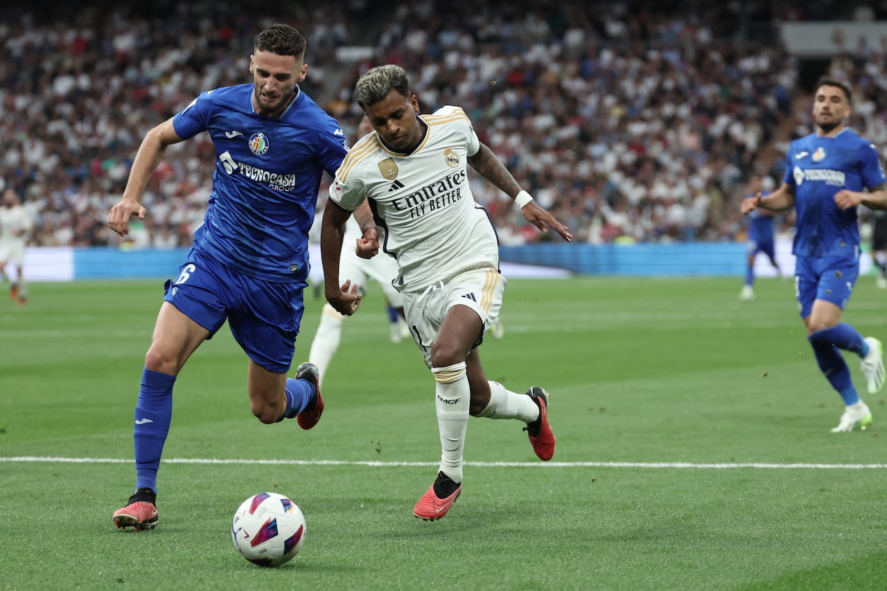 El delantero brasilero Rodrygo, quien fue un dolor de cabeza para el Getafe, dispuita un balón con el portugués Domingos Duarte, en partido de la LaLiga española 2023-2024.