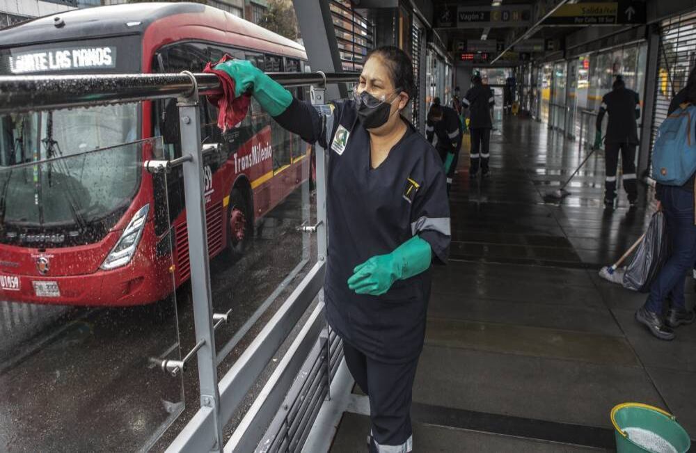 La compañía Cemex también ha brindado su apoyo al sistema de TransMilenio, especialmente al disponer tres mixer cargados con agua y jabón para la limpieza y desinfección de las instalaciones. Foto: Juan Carlos Sierra-SEMANA