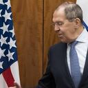 En esta foto de archivo tomada el 21 de enero de 2022, el secretario de Estado de los Estados Unidos, Antony Blinken (izquierda), y el ministro de Relaciones Exteriores de Rusia, Sergey Lavrov, se dan la mano antes de su reunión en Ginebra, Suiza.