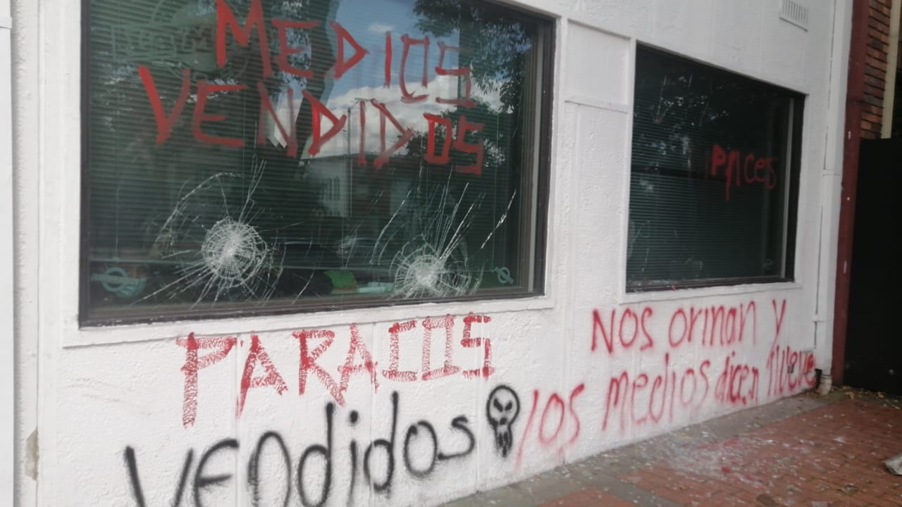 Vándalos atacaron la sede de RCN radio con piedras y pintura. Foto: cortesía RCN.