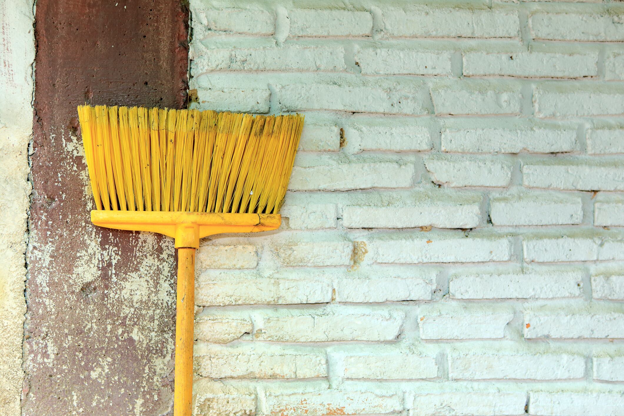 Desde las leyendas de brujas hasta las creencias modernas, la posición de una escoba ha evocado una amplia gama de emociones y significados en todo el mundo.
