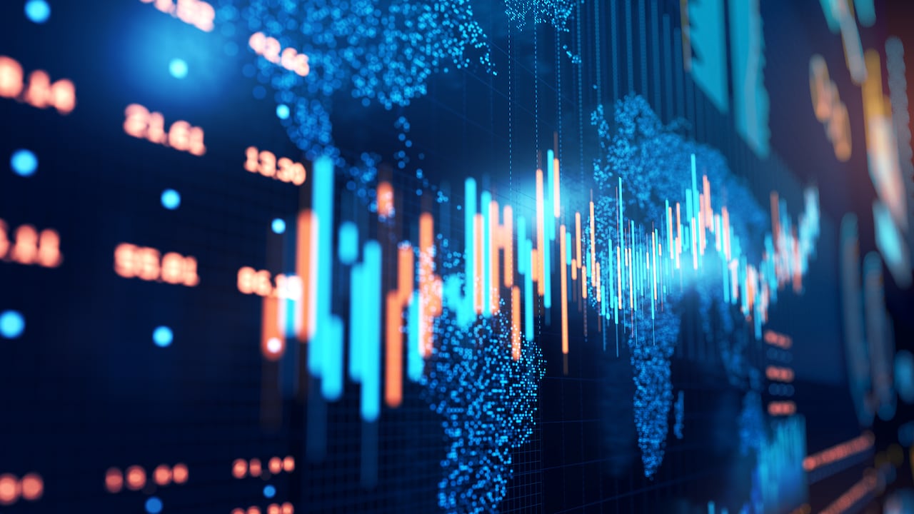 El análisis identifica los factores que inciden en las decisiones de inversión: productividad laboral, costos de capital, construcción, energía y materiales, política industrial y, cada vez más, velocidad de ejecución.