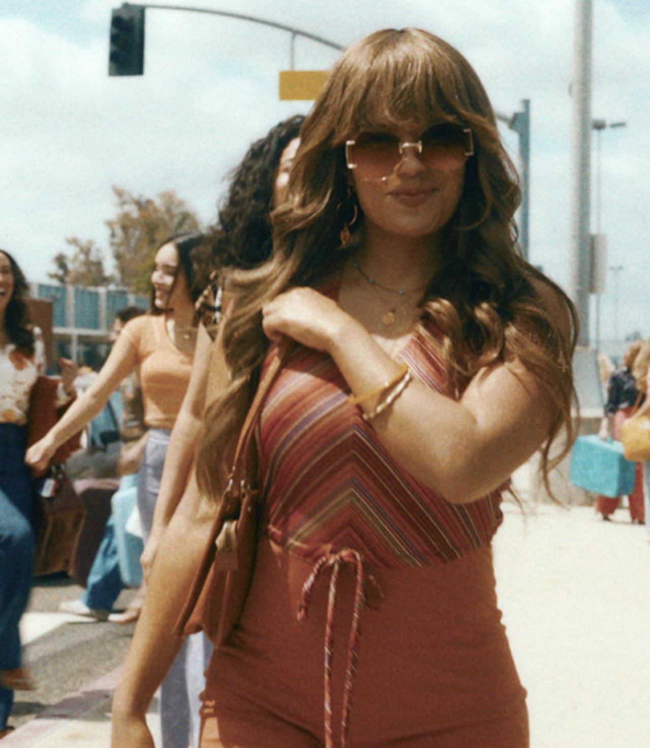 Karol G en su personaje de Carla, en la serie de Netflix, Griselda.