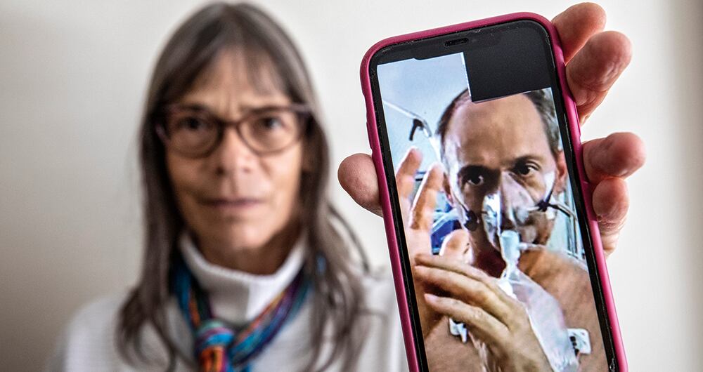 “Perdí la concentración, el sueño y la alegría. Mis emociones dependían del informe médico diario que se hacía por videollamada. Dediqué mis días con sus largas noches a pedirle al universo que fuera lo mejor para mi hermano, vivir o morirse, pero no mal vivir”.  