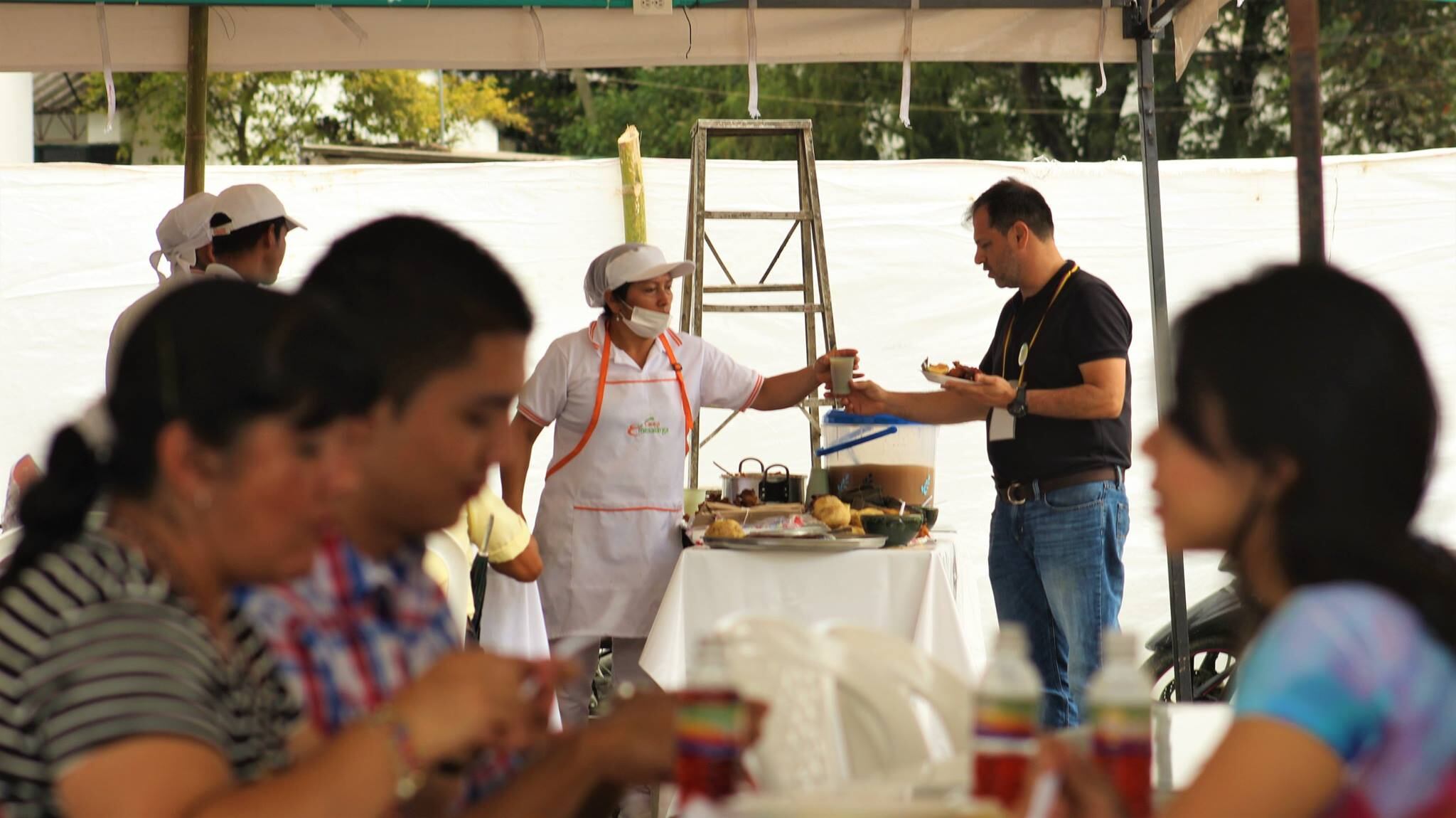 La comunidad local participa de diversas maneras a lo largo del evento.