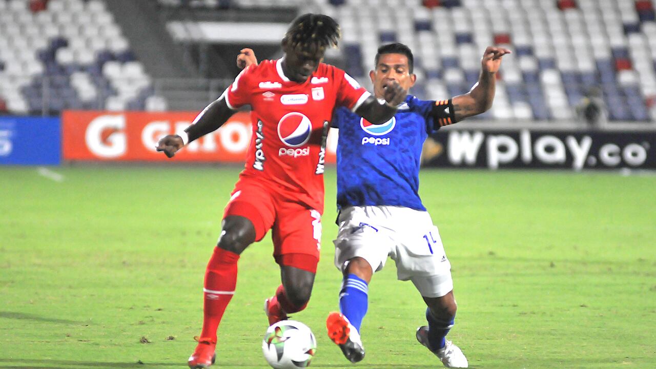 BARRANQUILLA - COLOMBIA, 28-11-2021: Deinner Quinones del América de Cali disputa el balón con David Silva de Millonarios durante partido por la fecha 21 de la clausura de los cuadrangulares entre el América de Cali y Millonarios como parte de la Liga BetPlay DIMAYOR II 2021 jugado en el estadio Romelio Martínez de la ciudad de Barranquilla./Deinner Quinones del America de Cali disputa el balón con XXXXX de Millonarios durante partido por la fecha 21 de la clausura de los cuadrangulares entre el America de Cali y Millonarios como parte de la Liga BetPlay DIMAYOR II 2021 jugado en el estadio Romelio Martinez de la ciudad de Barranquilla. Photo: VizzorImage / Jesus Rico / Contribuidor