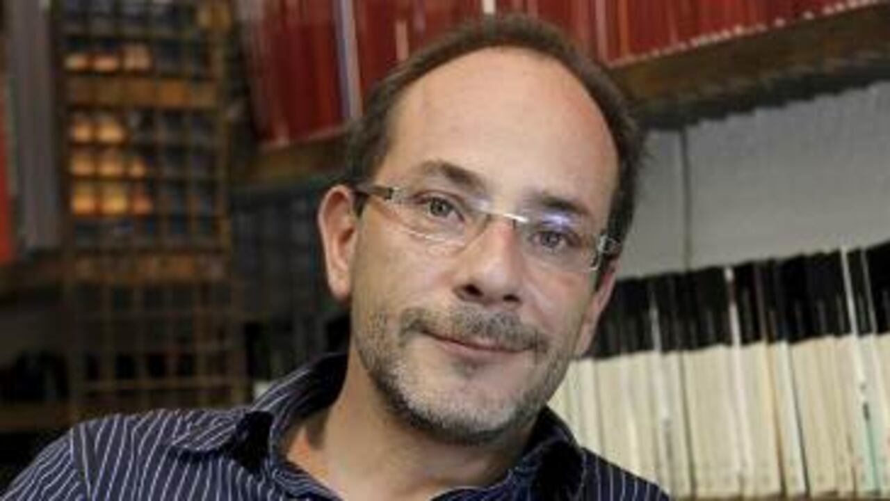 El escritor Ignacio Padilla gana el premio La otra orilla, convocado por la editorial Norma y Proartes.