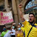 La gente protesta contra la violencia en Colombia, con un cartel que dice a la izquierda, "Duque. Detengan la masacre" durante una protesta contra la violencia reciente en este país, en Pamplona, norte de España, el jueves 6 de mayo de 2021. La gente protesta contra el presidente de Colombia, Iván Duque, y el abuso policial en los últimos días con más de 20 personas que se cree que han muerto. Foto: AP / Alvaro Barrientos.