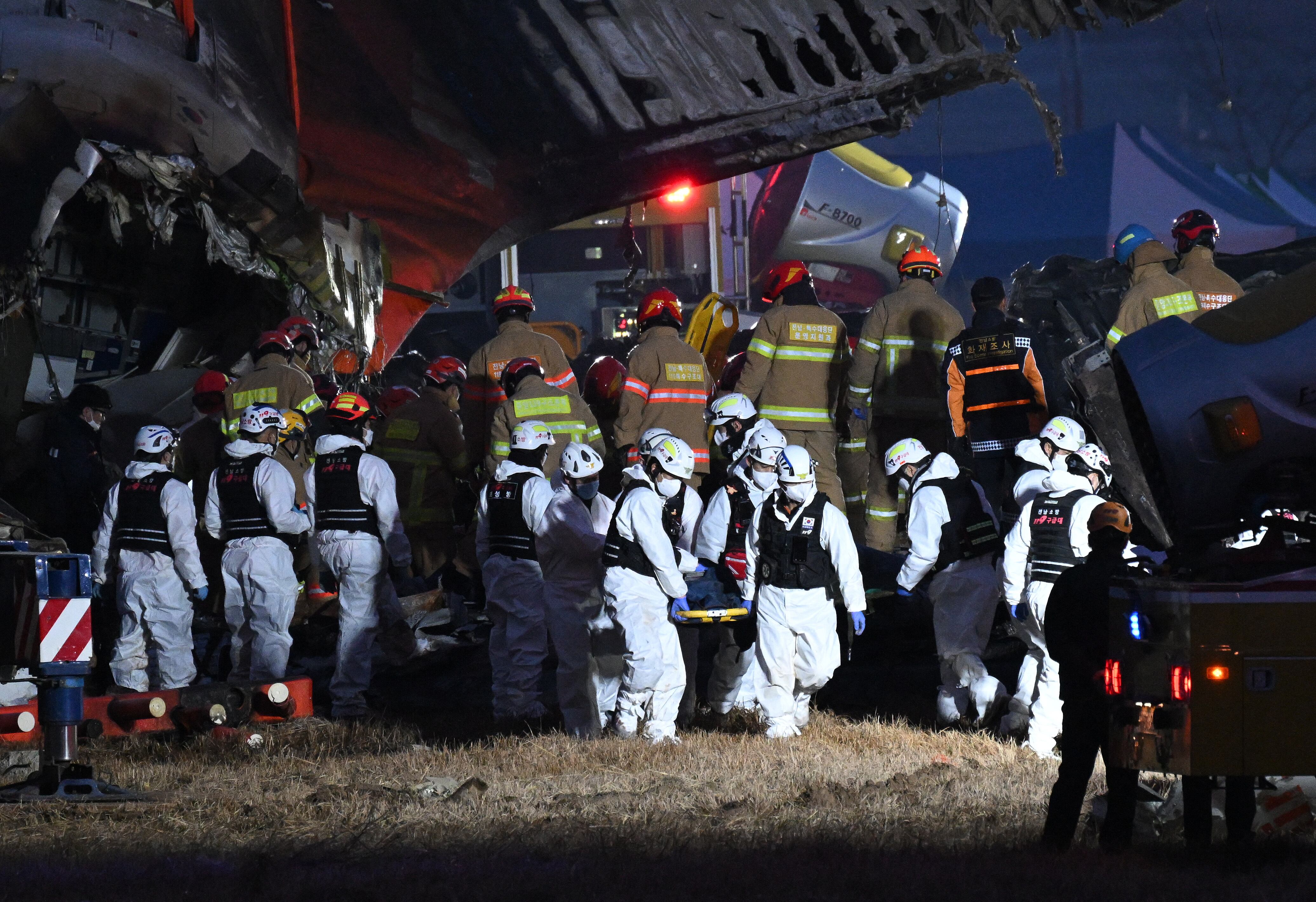 Al caer la noche, los bomberos comunicaron un nuevo balance, de 167 muertos confirmados en el accidente del avión que cubría el vuelo JJA-2216 entre la capital de Tailandia, Bangkok, y Muan, en el suroeste de Corea del Sur.
