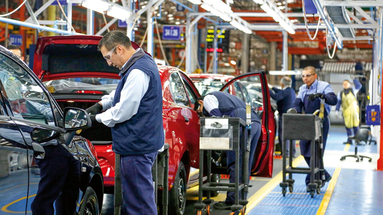 En una decisión que impactará directamente en el tejido laboral y productivo, el principal fabricante de automóviles en los Estados Unidos, General Motors, ha revelado sus planes de despidos masivos.