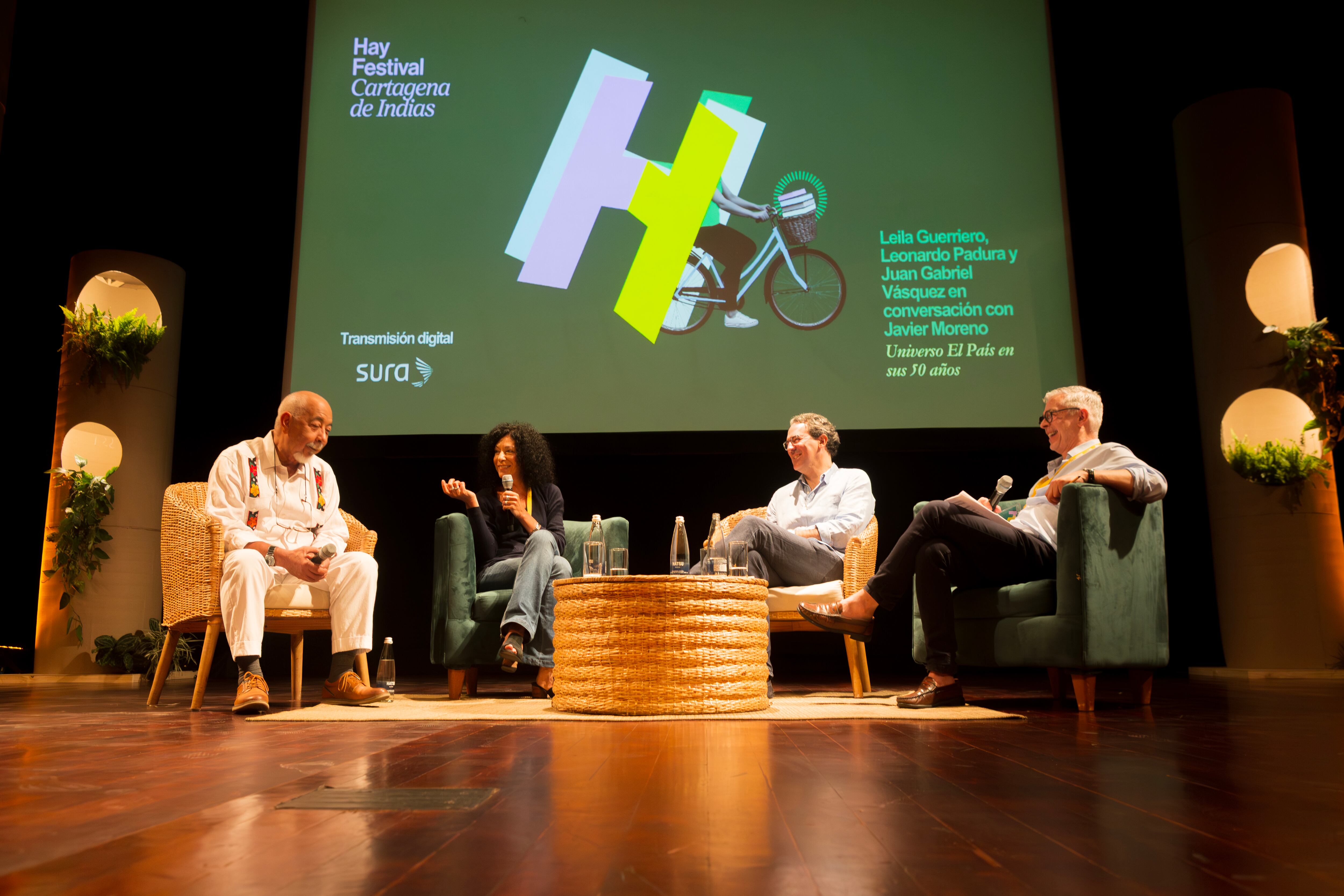 En el marco del Hay Festival Cartagena 2026, los escritores Leila Guerriero, Leonardo Padura y Juan Gabriel Vásquez conversaron junto al director de El País de España a propósito de los 50 años del diario.