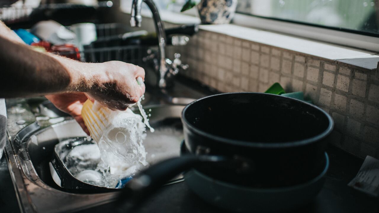 ¿Su botella de agua huele mal? Así la puede limpiar a fondo y sin esfuerzo