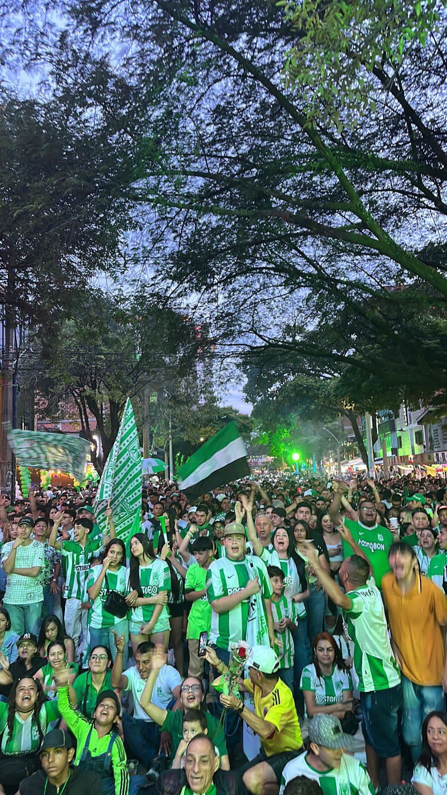 Masiva asistencia en los lugares habilitados para ver la final del fútbol colombiano en pantalla gigante en Medellín.