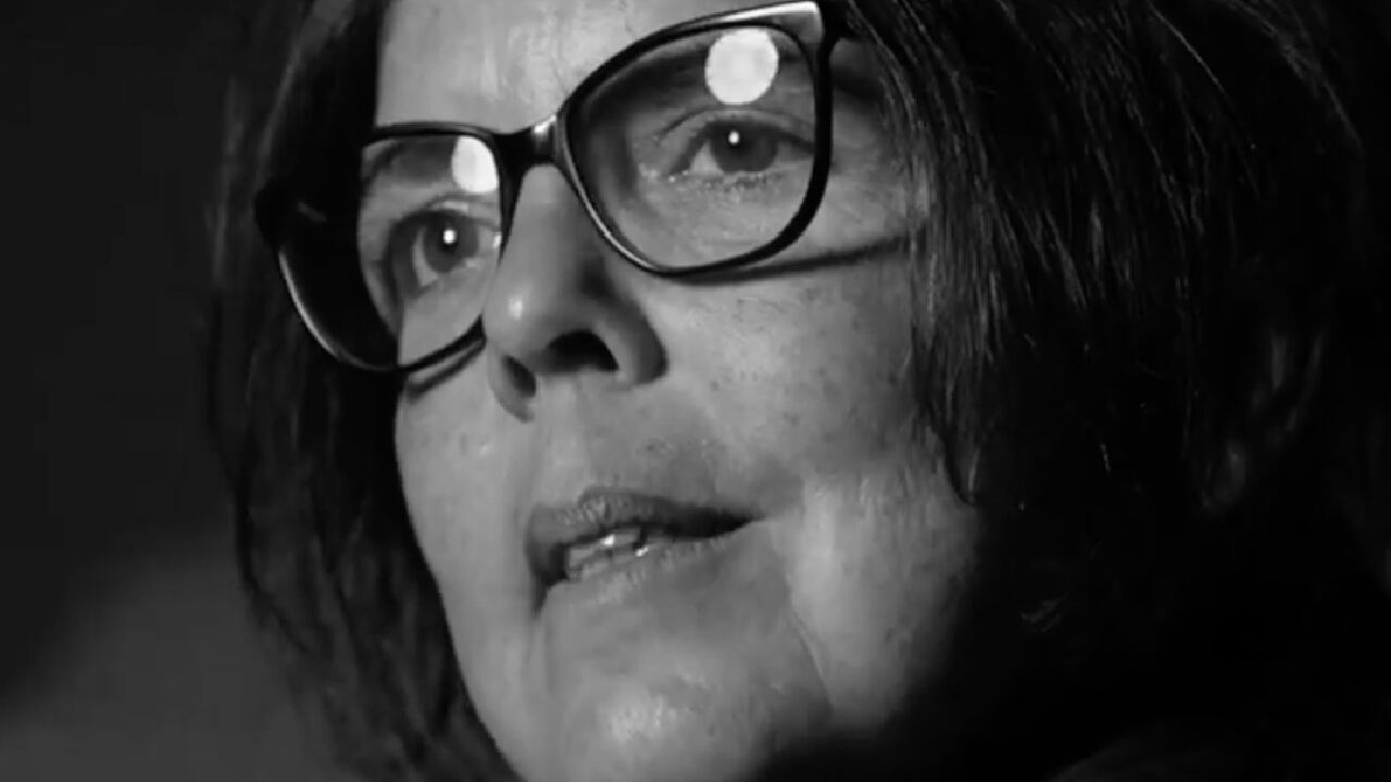 GABRIELA GOLDER (Buenos Aires, Argentina, 1971).
 
Artista visual, profesora en la Argentina y en el exterior y directora de la Bienal de la Imagen en Movimiento (BIM). También es curadora de El Cine es Otra Cosa, ciclo de cine y video experimental del Museo de Arte Moderno de Buenos Aires. Realizó sus estudios de grado en la Universidad del Cine y un Master en Hypermedia en la Université Paris VIII, París, Francia. Es profesora titular en la Universidad Nacional de Tres de Febrero y en la Universidad del Cine. Trabaja en video, instalaciones e intervenciones site specific. Sus inquietudes creativas giran alrededor de la memoria, la identidad, la violencia institucional y el mundo del trabajo. Sus obras han merecido múltiples reconocimientos y se han exhibido en diversos espacios a nivel internacional desde 1995.