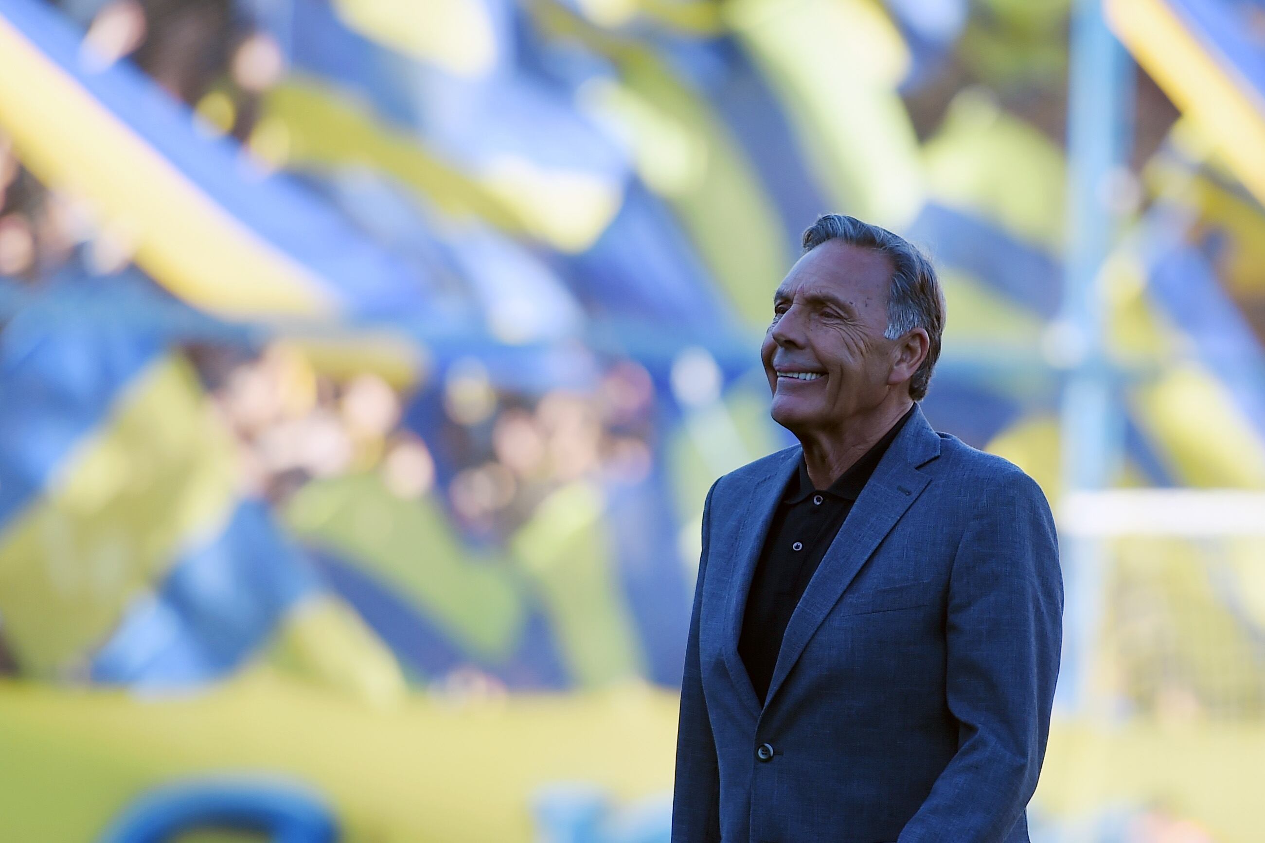 Miguel Ángel Russo con la hinchada de Rosario Central al fondo.
