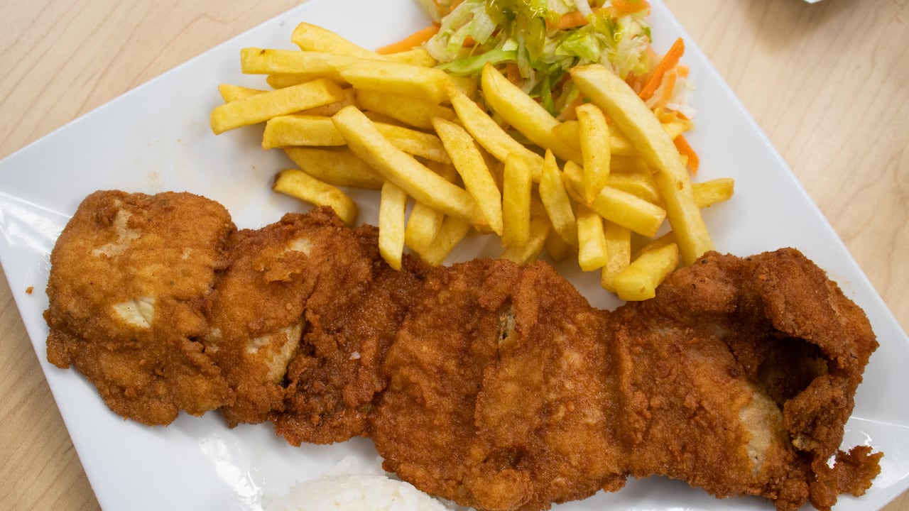La chuleta valluna es una de las delicias gastronómicas imperdibles para probar en Cali.