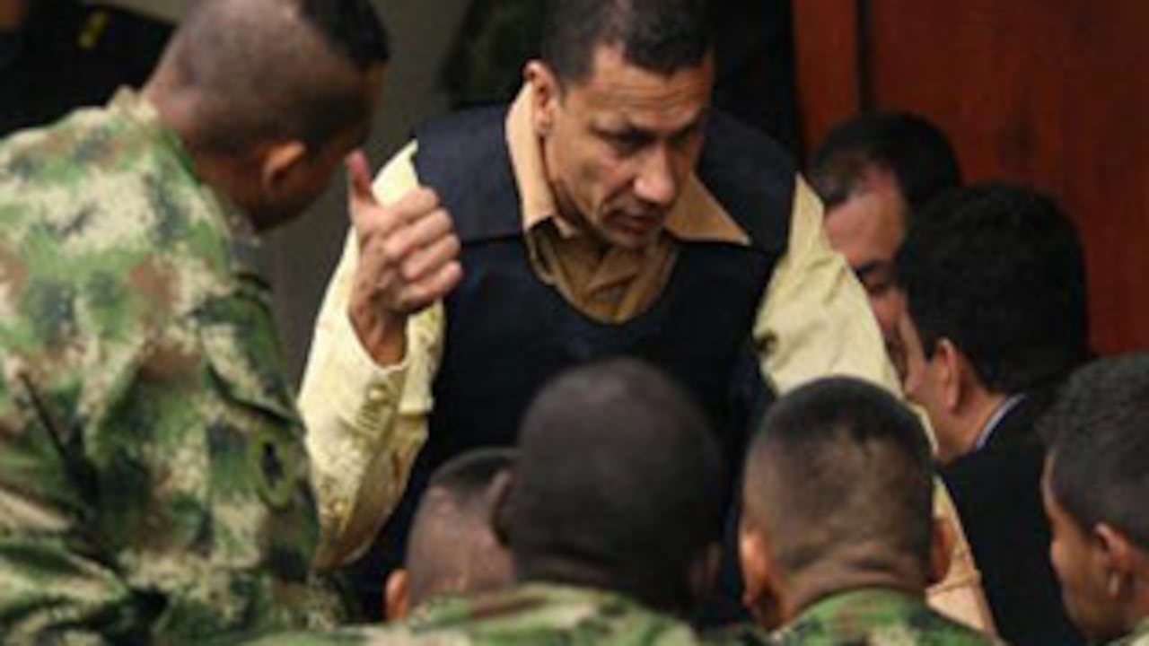 El coronel Byron Carvajal (de chaleco negro) durante una de las audiencias en el juicio que se seguía contra él y otros 12 militares señalados de ser responsables de la muerte de 10 policías en el 2006.